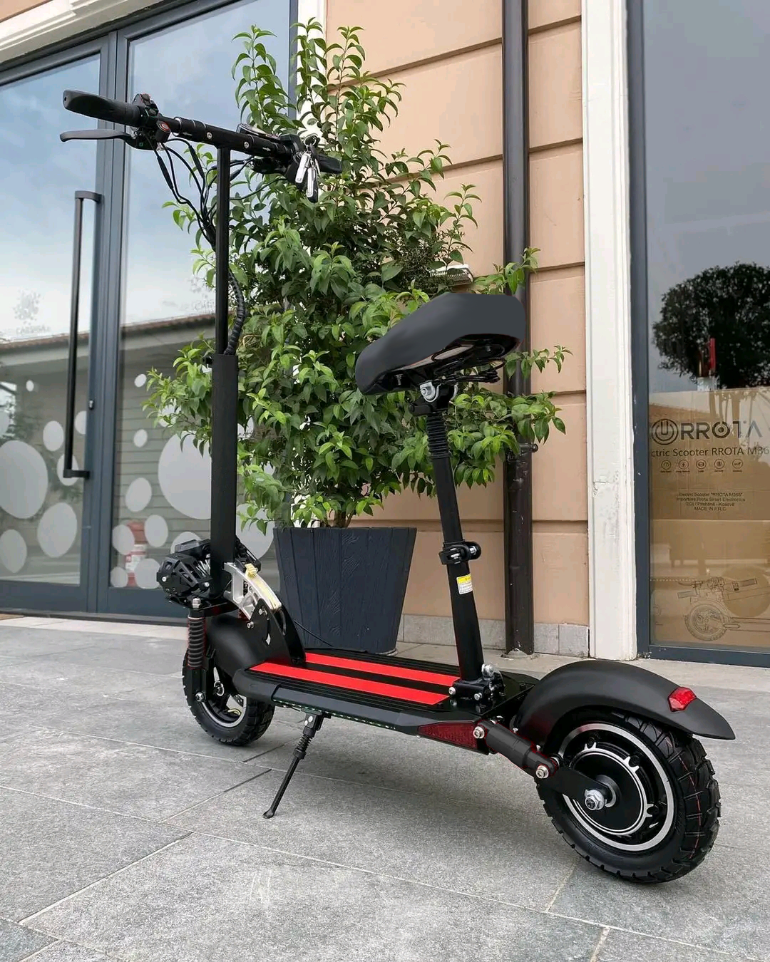Outrunner 800W Electric Scooter: High-Speed, Off-Road Capable with Foldable Design